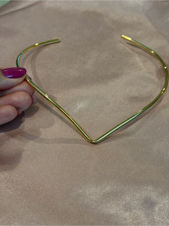 Jewelry - Minimal Gold V-Detail Collar Necklace - Women's Elegant Neckpiece